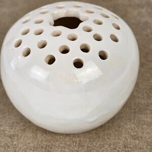 VTG off white Kellogg's Pottery flower frog vase Petosky MI